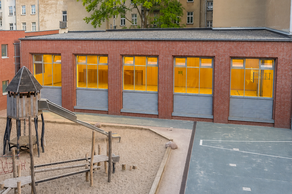Außenansicht der Sporthalle auf dem Gelände der Karl-Weise-Schule